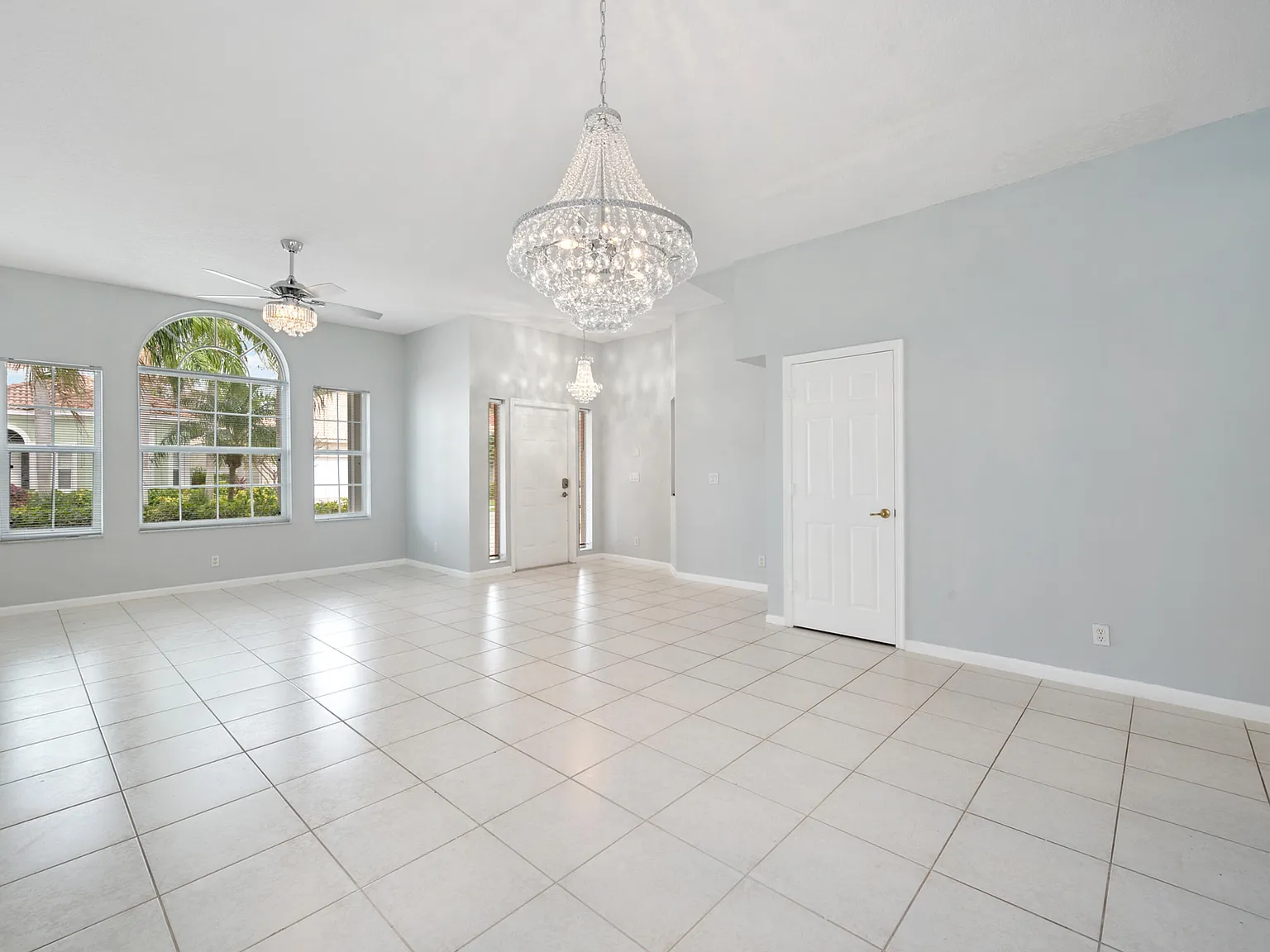 4 bed, 2.5 bath, 2742 sqft, $4,200 — Photo 4