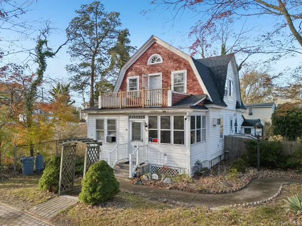 83 Elm Road E, Mastic Beach, NY 11951