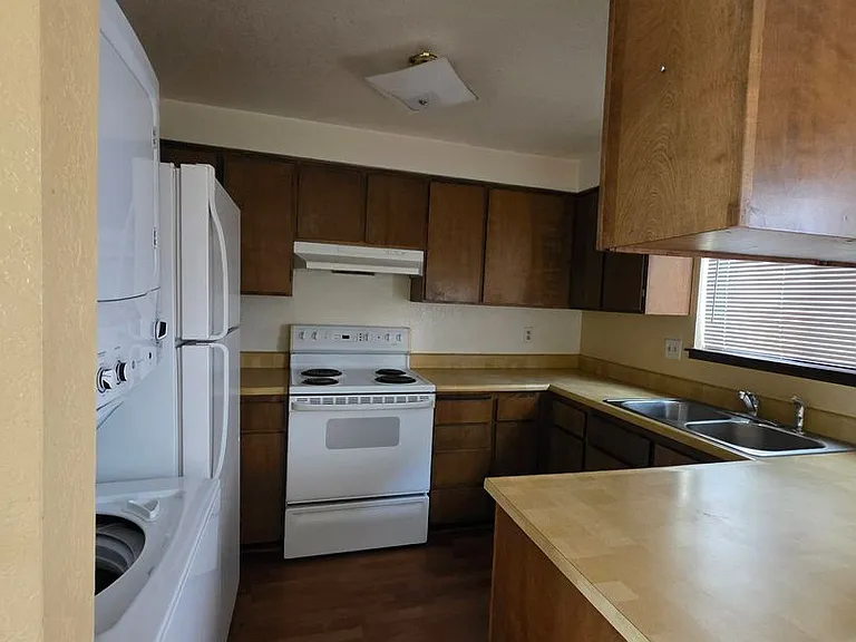 827 NE A St #7 — Photo 2