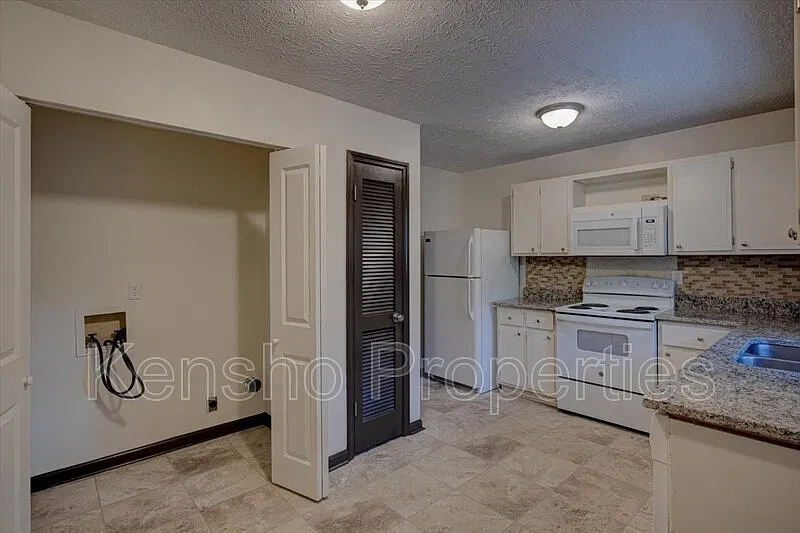 2 bed, 1.0 bath, 910 sqft, $1,345 — Photo 2