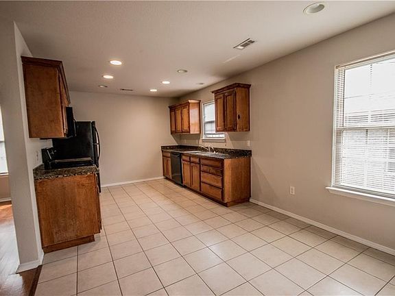 4th image of 3301 SW Deerfield Blvd