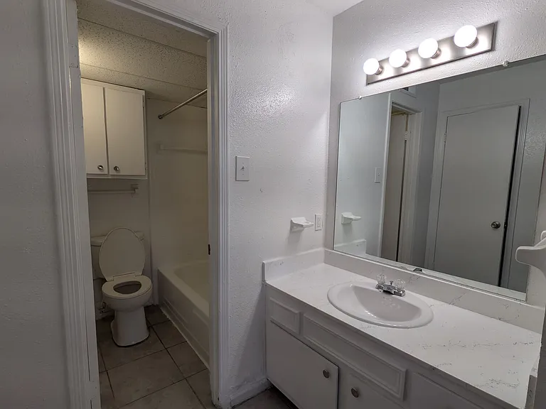 3737 Hillcroft Apartments — Photo 56