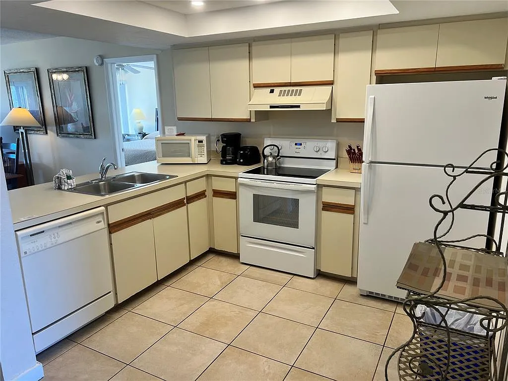 2 bed, 2.0 bath, 1100 sqft, $9,390 — Photo 4