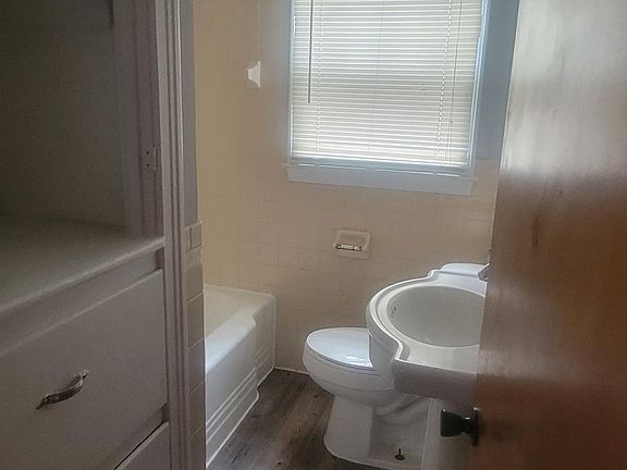 3rd image of 2064 NW Blvd Nw