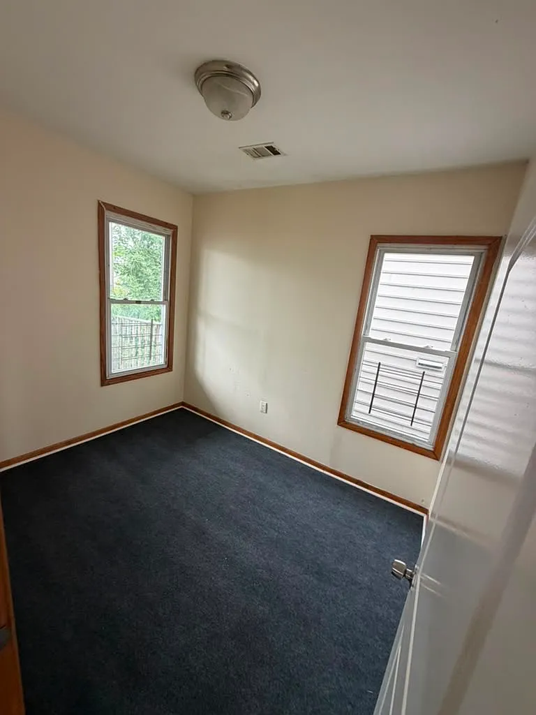 3 bed, 1000 sqft, $2,100 — Photo 2