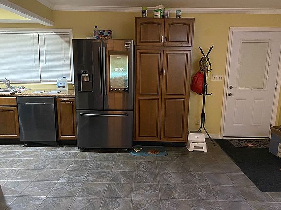 3rd image of 650 E Paige Ave