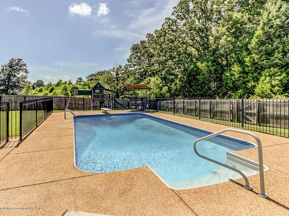 1st image of 1304 Heritage Cir N