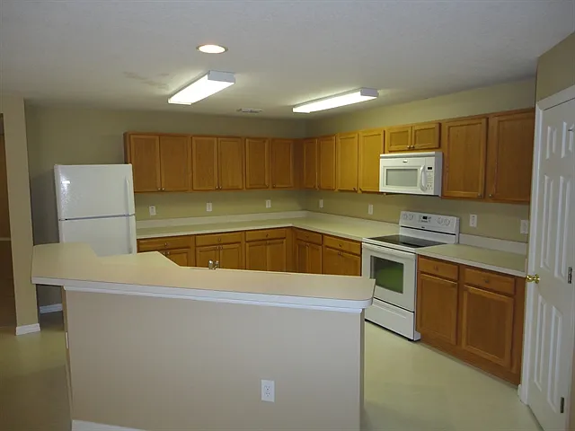 3 bed, 2.0 bath, 1884 sqft, $2,605 — Photo 4