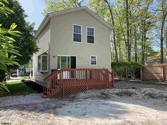 3rd image of 484 Genista Ave