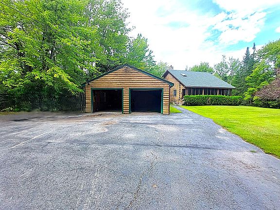 4th image of 372 Forest Avenue