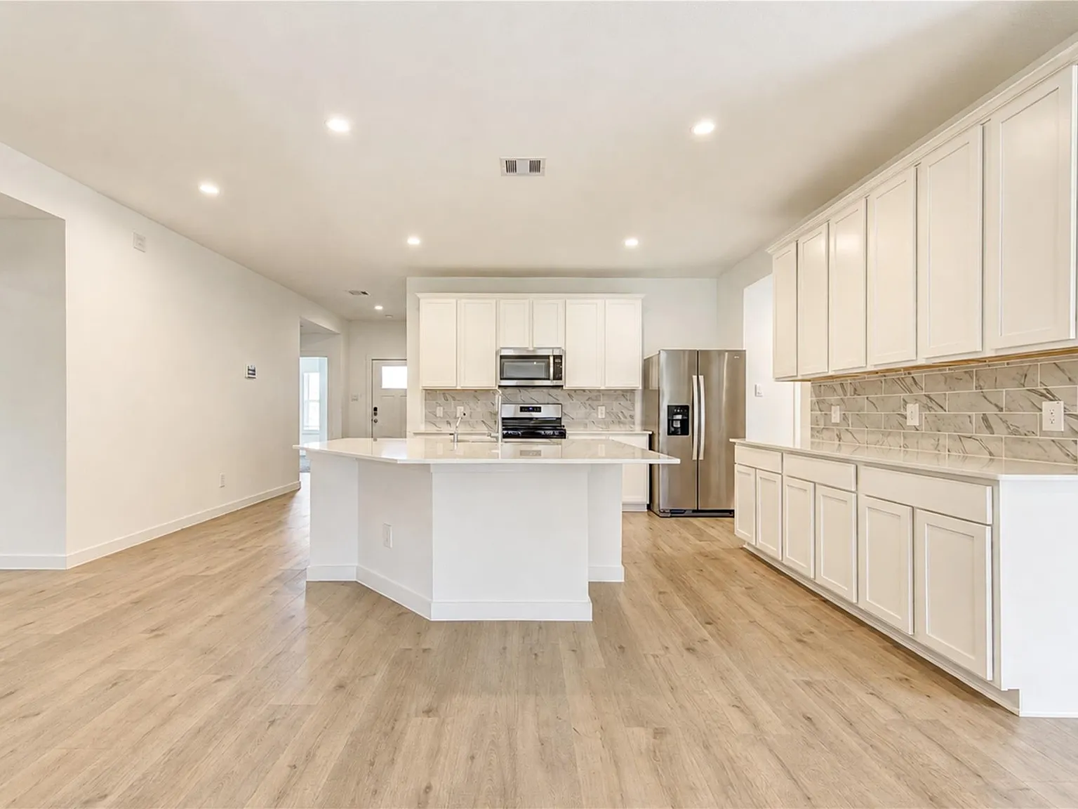4 bed, 2.0 bath, 2101 sqft, $2,200 — Photo 4