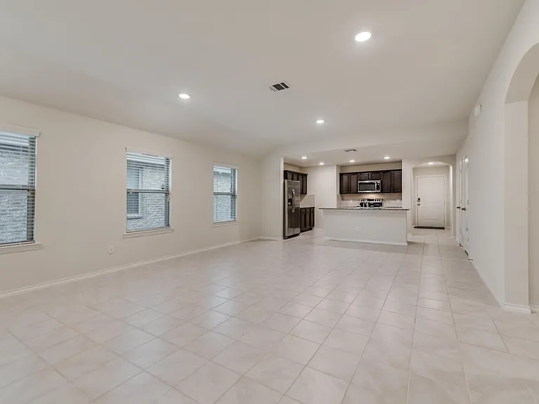 1302 Meadow Creek Dr — Photo 7