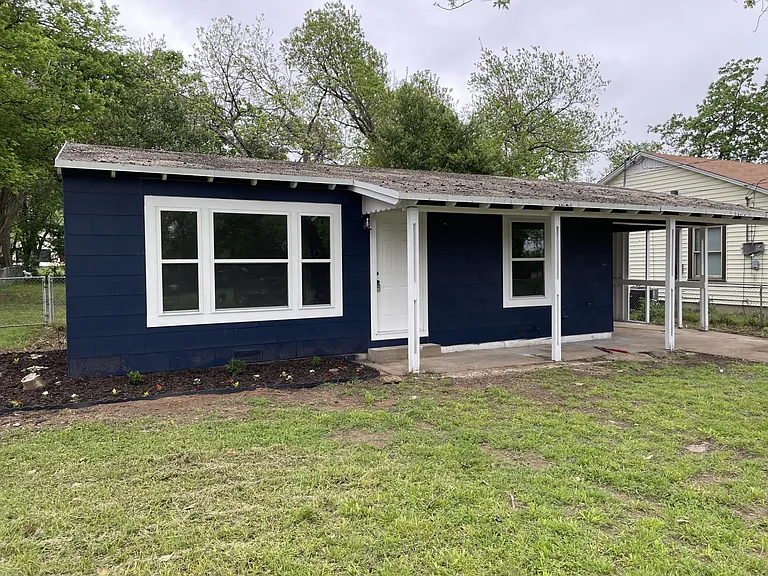 513 W Florence St — Photo 12