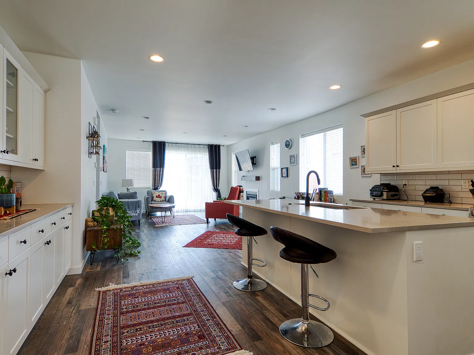 3 bed, 2.5 bath, 1685 sqft, $3,491 — Photo 2