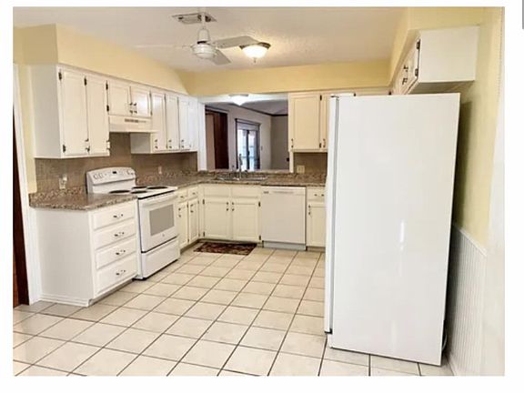 5th image of 523 SE Gardens Blvd