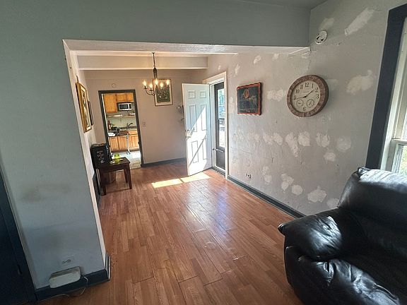 5th image of 9148 S Burnside Ave