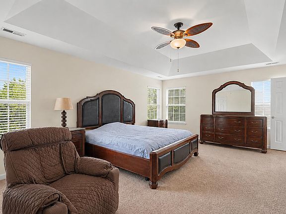 4th image of 558 Redford Place Dr