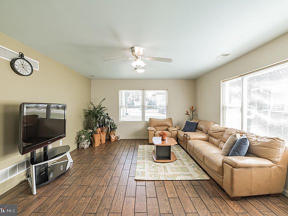 3rd image of 2114 Louisa Ave #A