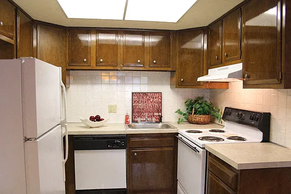 Peppertree Village Apartments — Photo 3