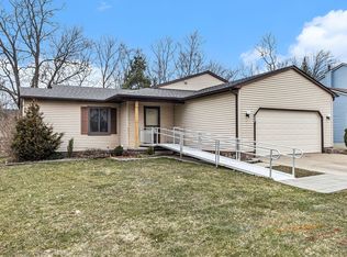 906 Alpine Dr, Brighton, MI