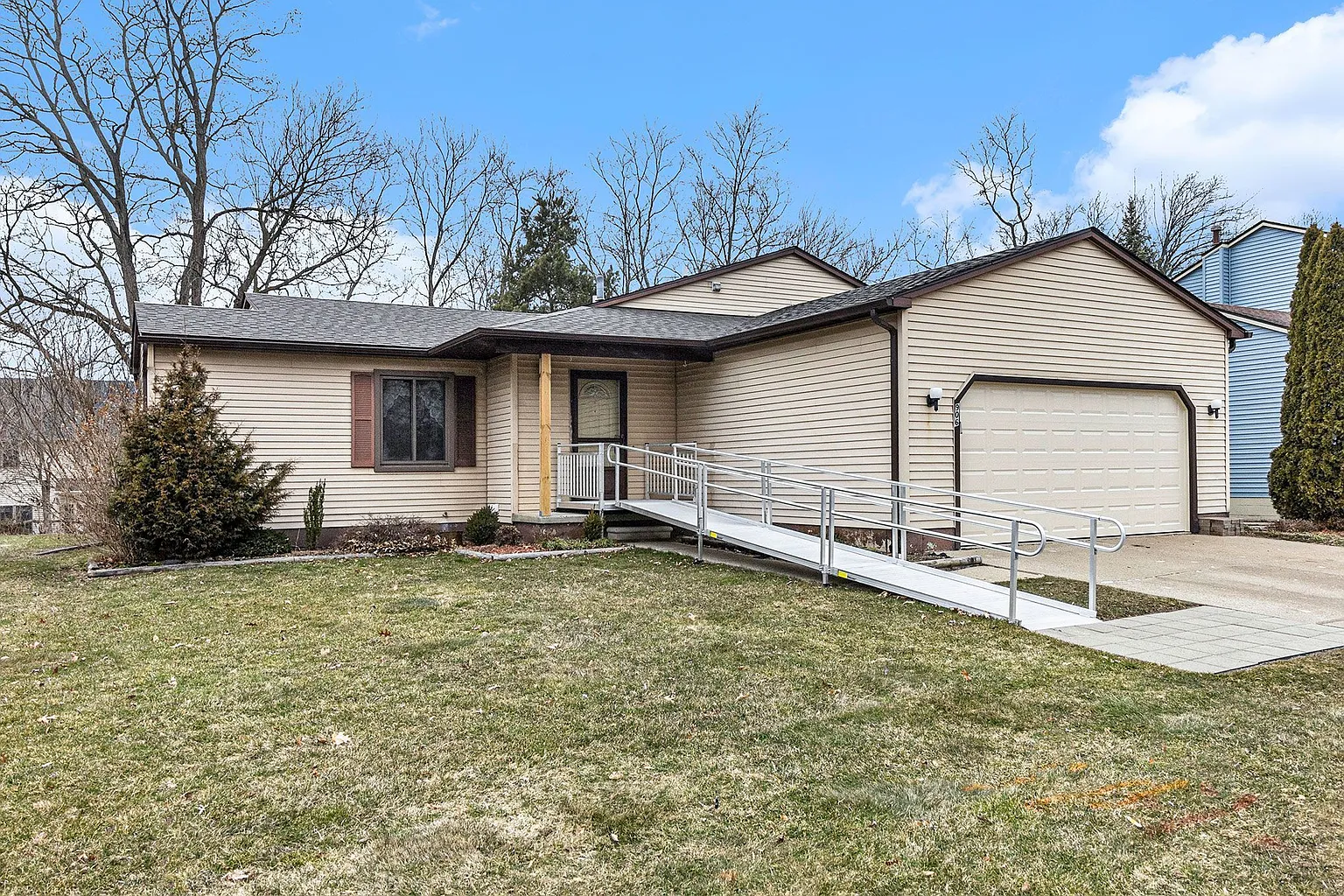 906 Alpine Dr photo 1