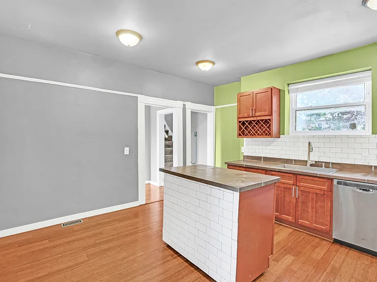 258 Allen Ave — Photo 12
