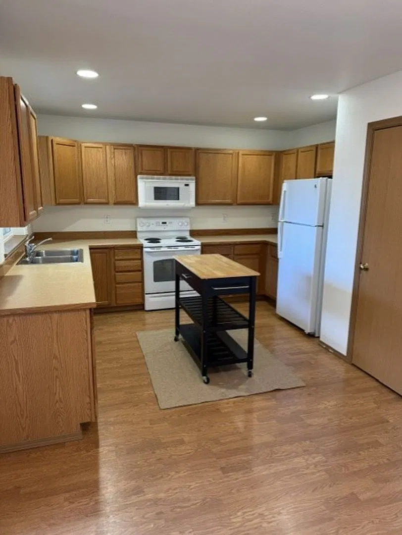 Cute rambler on corner lot with attached 2 car garage and fenced backyard — Photo 2