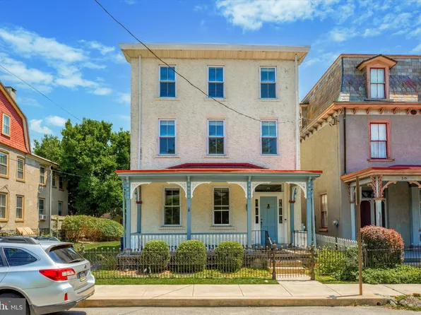 28 W Gravers Ln, Philadelphia, PA 19118