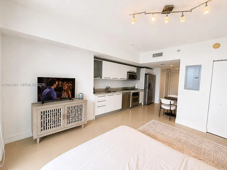 185 SW 7th St #2706 — Photo 3