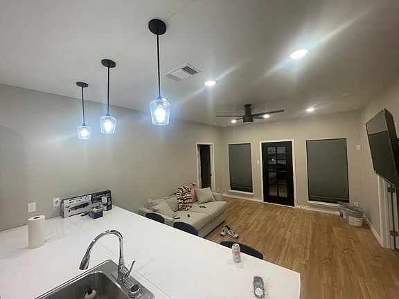 3rd image of 2525 Freeland Ave