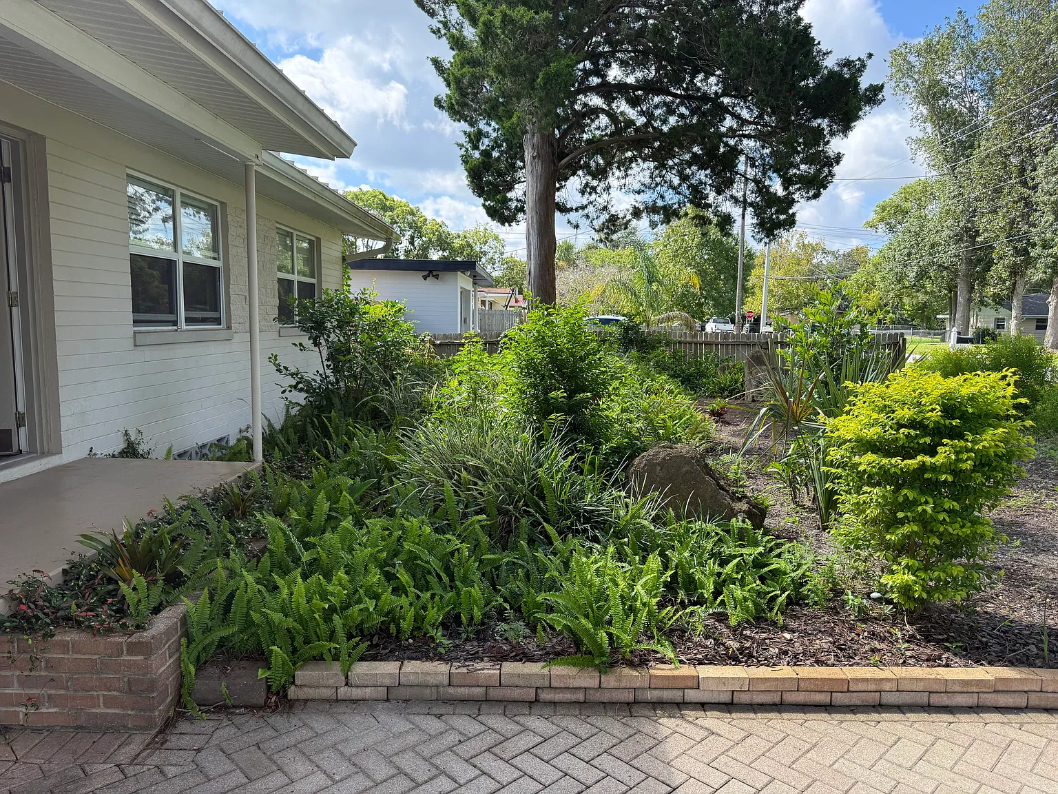 3 bed, 1000 sqft, $2,450 — Photo 2