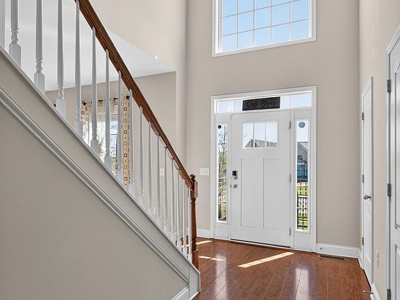 3rd image of 328 Primrose Cir
