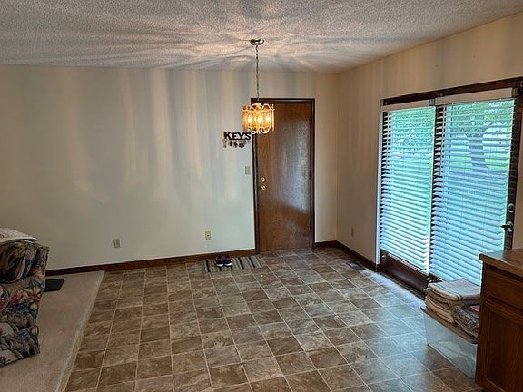 5th image of 967 Arrowhead Dr