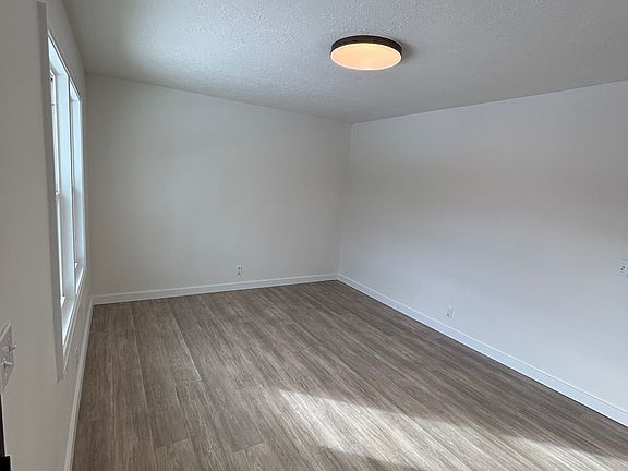 2nd image of 904 E Blythe St #2