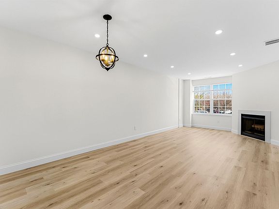 5th image of 22 Oyster Bay Rd APT E