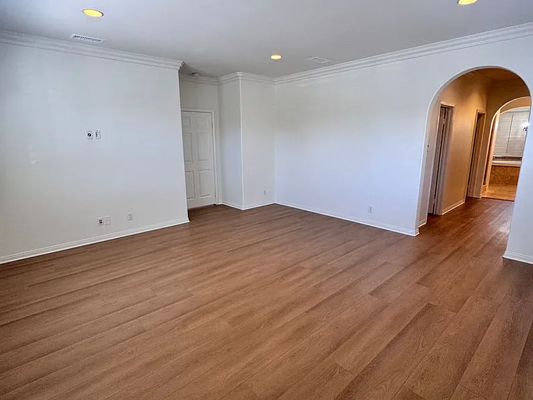 326 Manila Ave — Photo 45