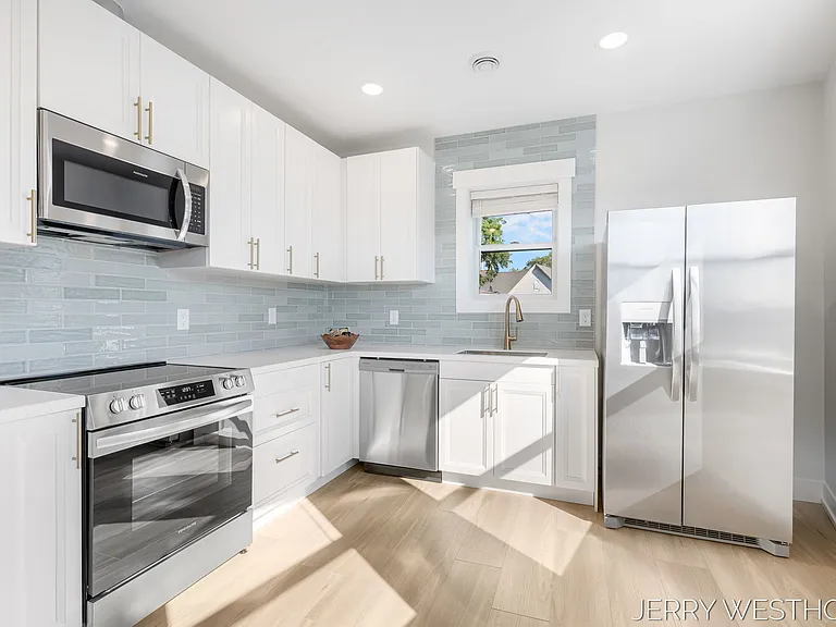 715 Butterworth St SW #4 — Photo 10