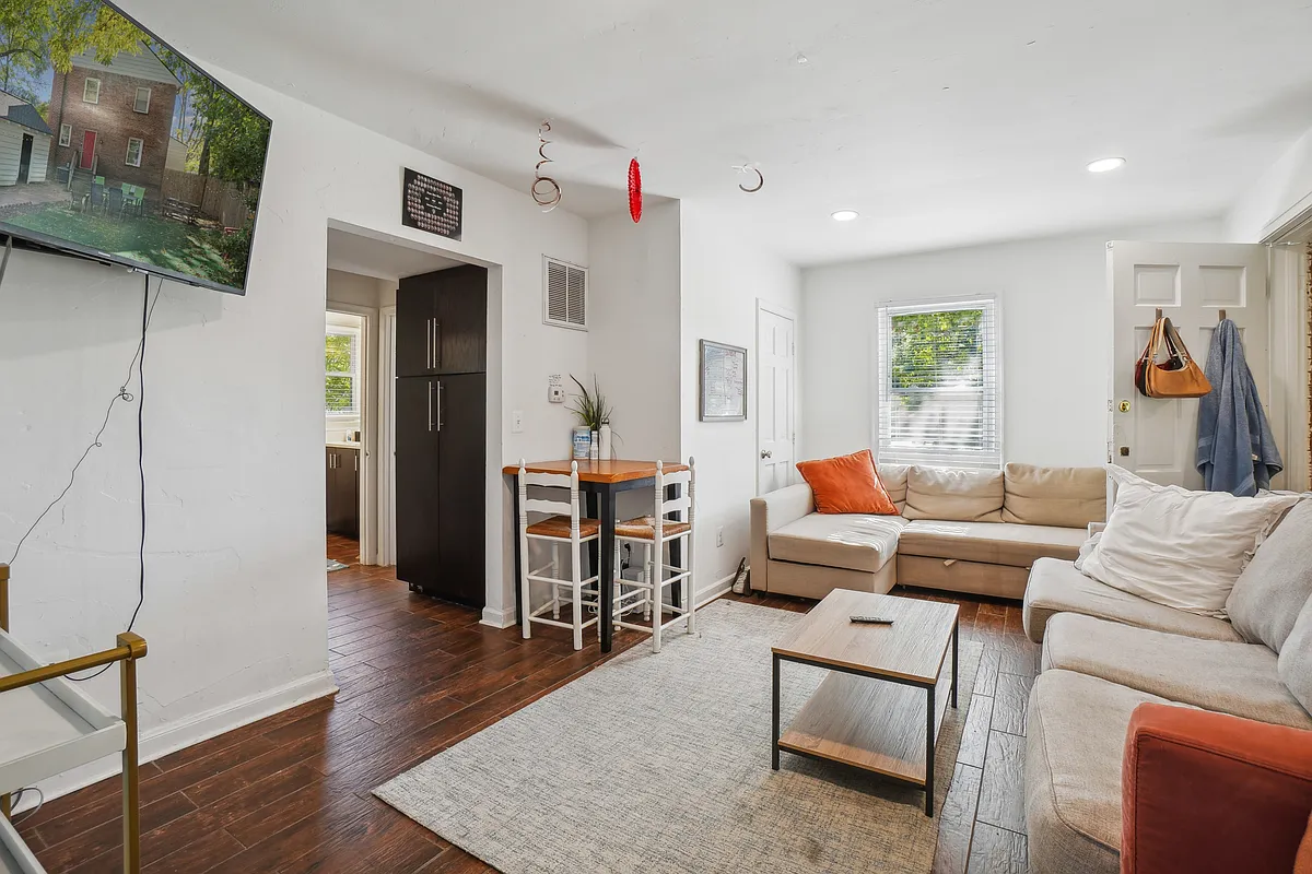 Living area - 4604 Calvert Rd