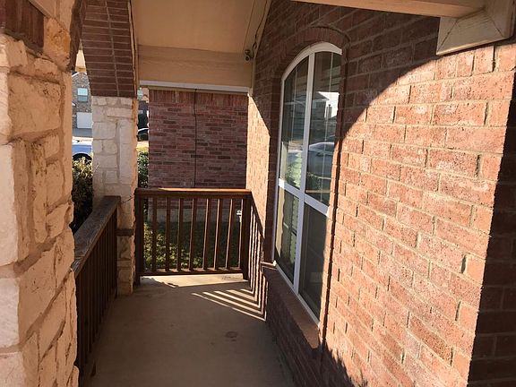 3rd image of 520 Crescent Creek Ln