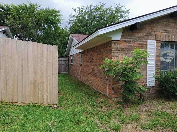 3rd image of 1417 Meadowcrest Dr