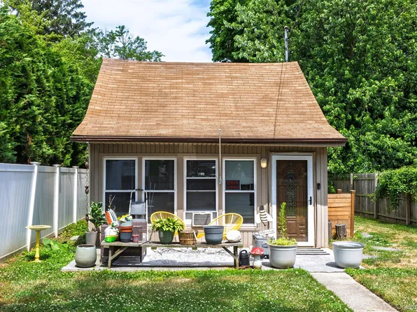 23 Edgewood Avenue, Port Jefferson Station, NY 11776