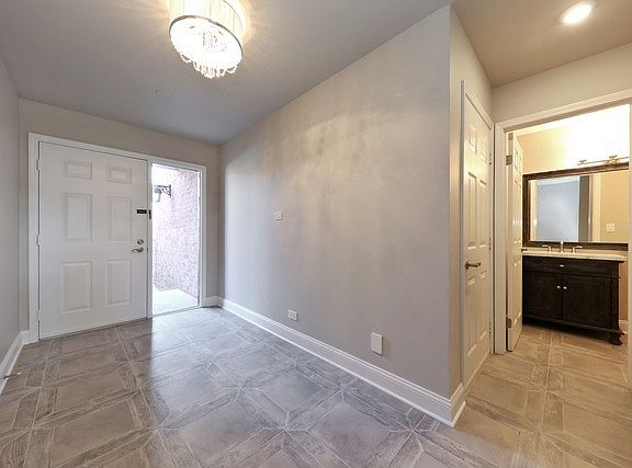 3rd image of 19W265 Williamsburg Ct
