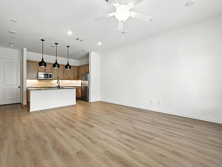 630 Redwood Way — Photo 3
