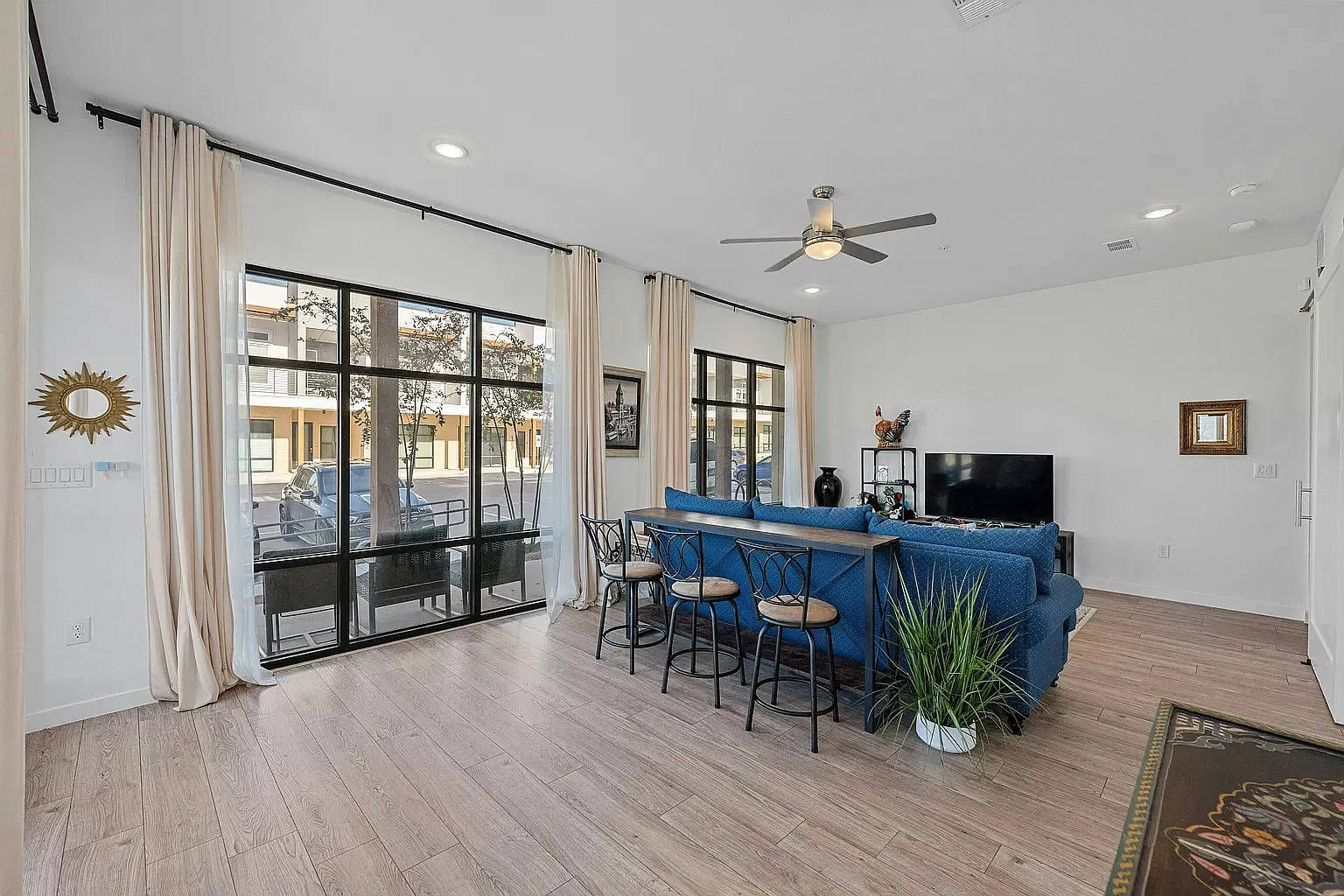 2 bed, 1200 sqft, $2,400 — Photo 2