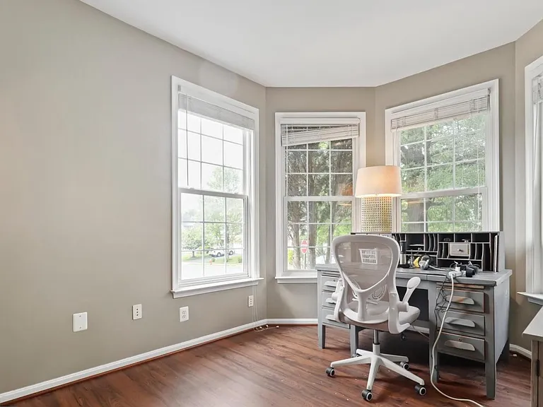 Iris Dr — Photo 16
