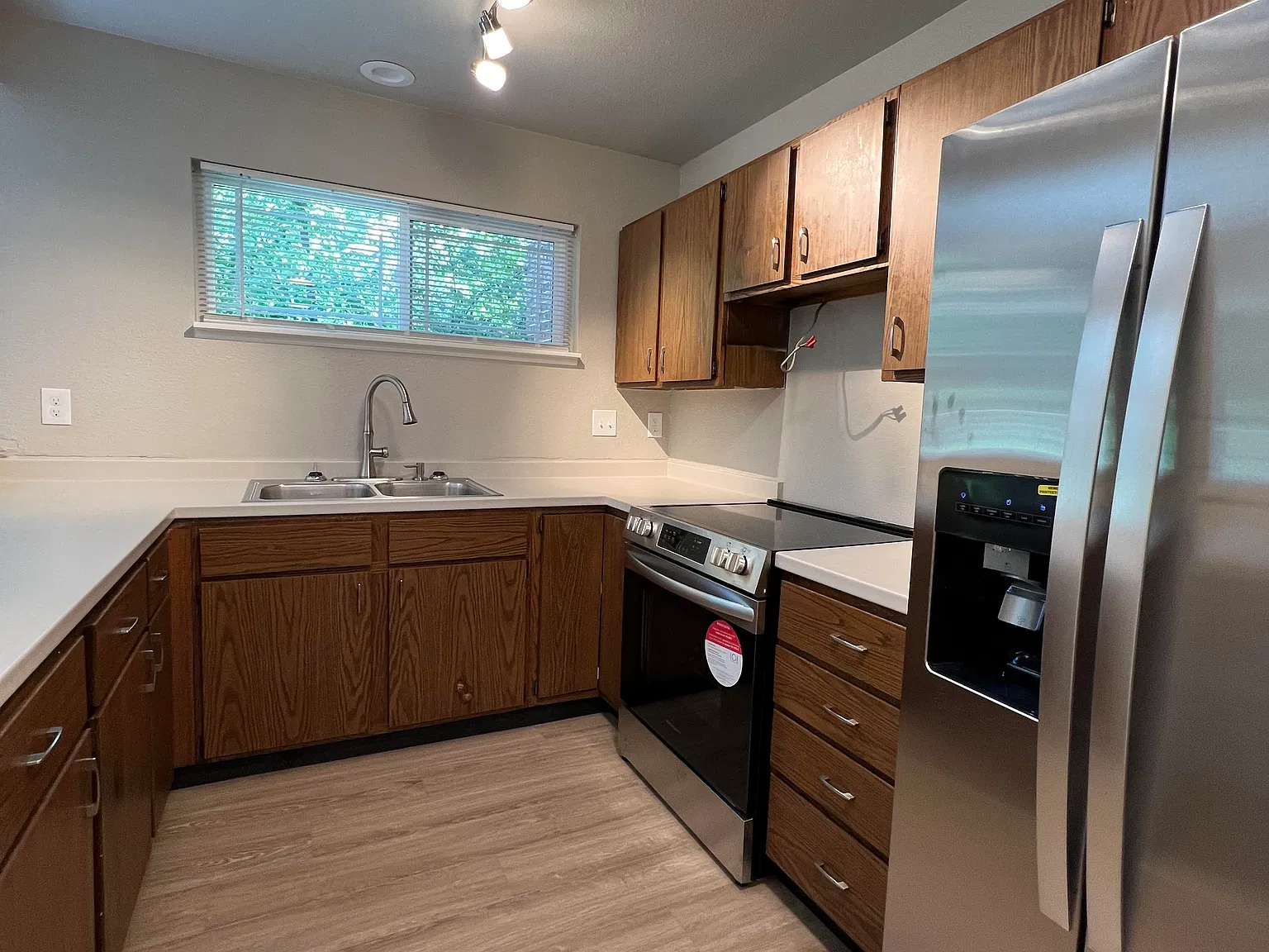 4 bed, 1.5 bath, 1218 sqft, $2,000 — Photo 3
