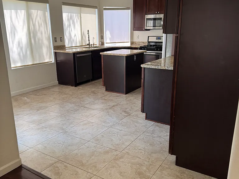 1727 E Pontiac Dr — Photo 11