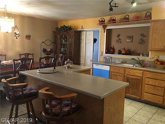 3rd image of 3669 Redwood St