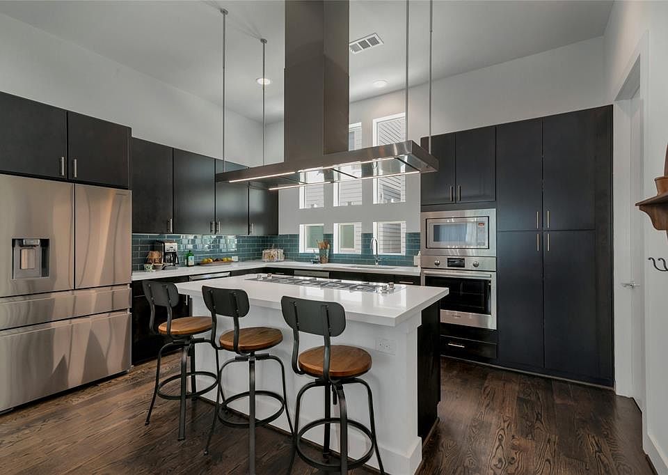 2334 Commerce St is a contemporary townhome with 3 levels plus a roof top deck with amazing views of Downtown Houston and Minute Maid Park.