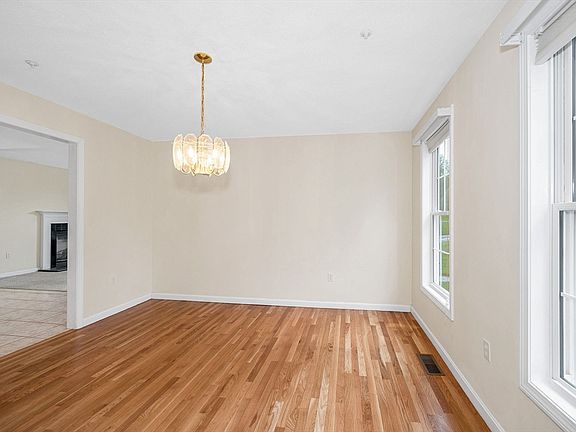 4th image of 21 Colonial Farm Rd